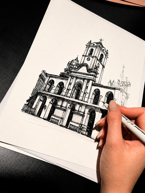 Mano dibujando una iglesia con tinta negra