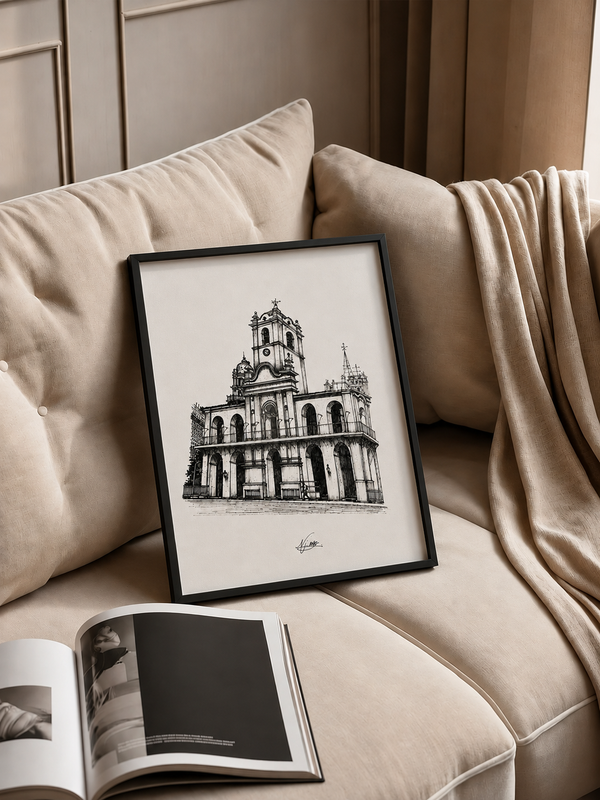 Obra enmarcada apoyada sobre un sillón claro